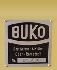 Abbildung des Metallschilds mit Logo